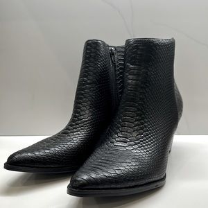 Lulu’s NWOT black zip crocodile style booties